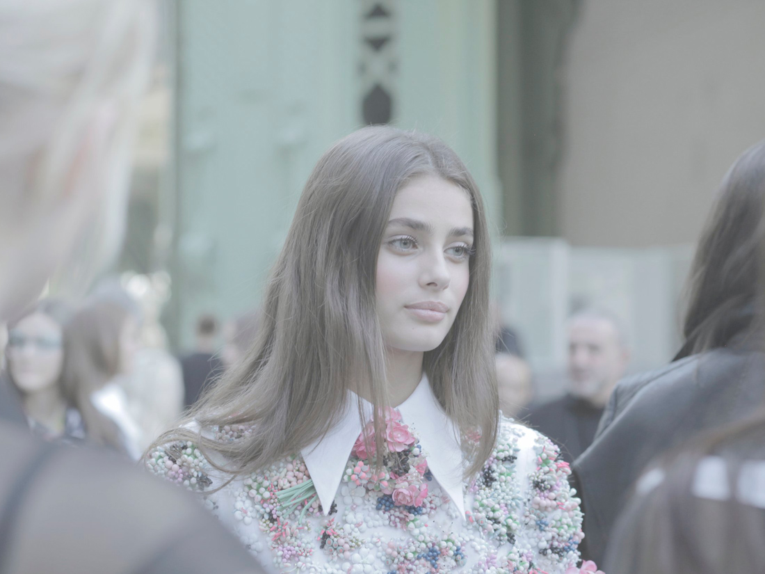 Taylor Hill, jeune fille en fleur. Bienvenue dans les backstages de