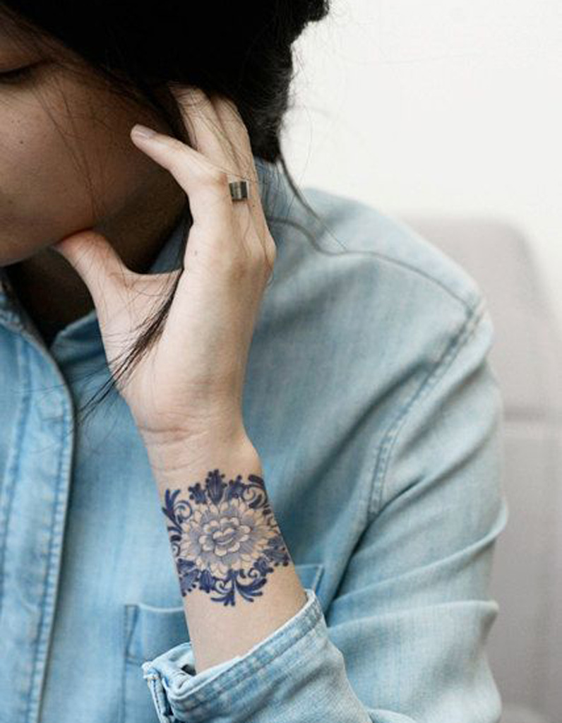 Idée tatouage une manchette en dentelle