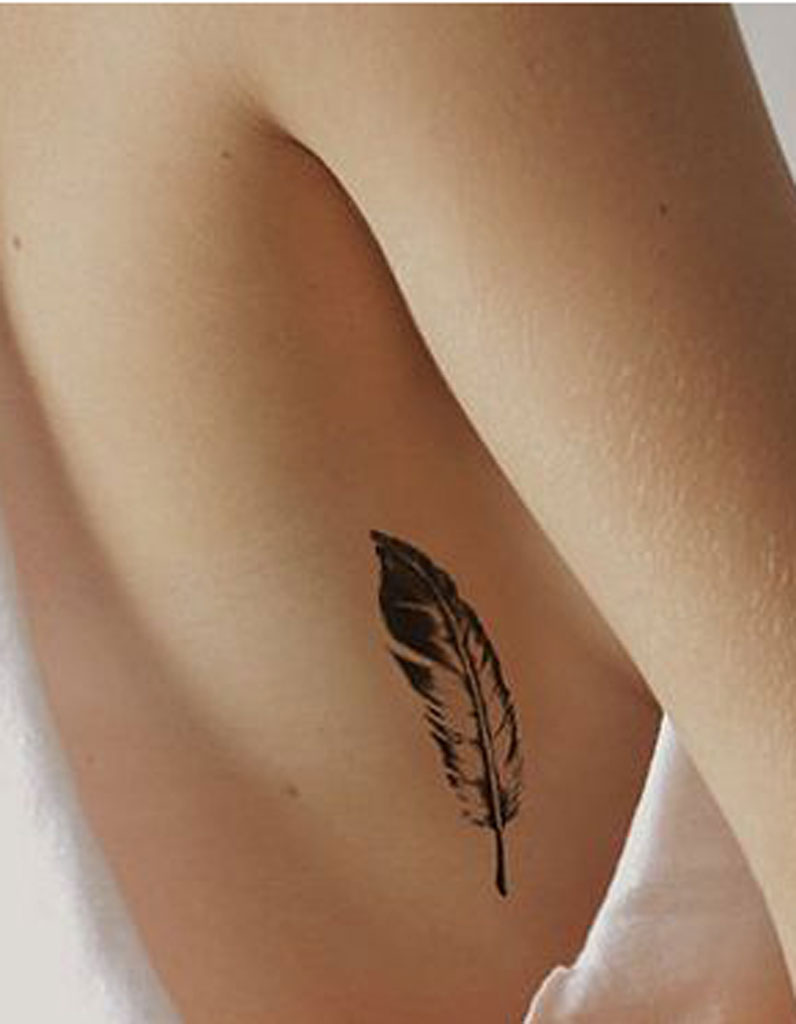 Tatouage plume femme