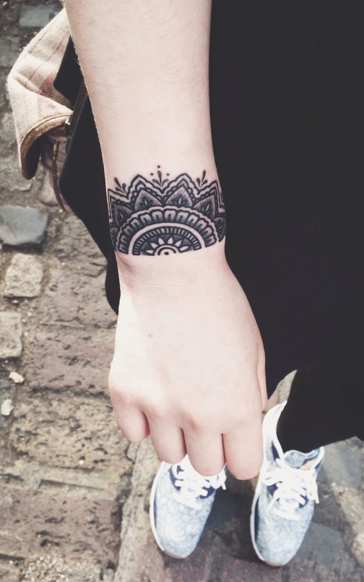 Tatouage poignet dentelle