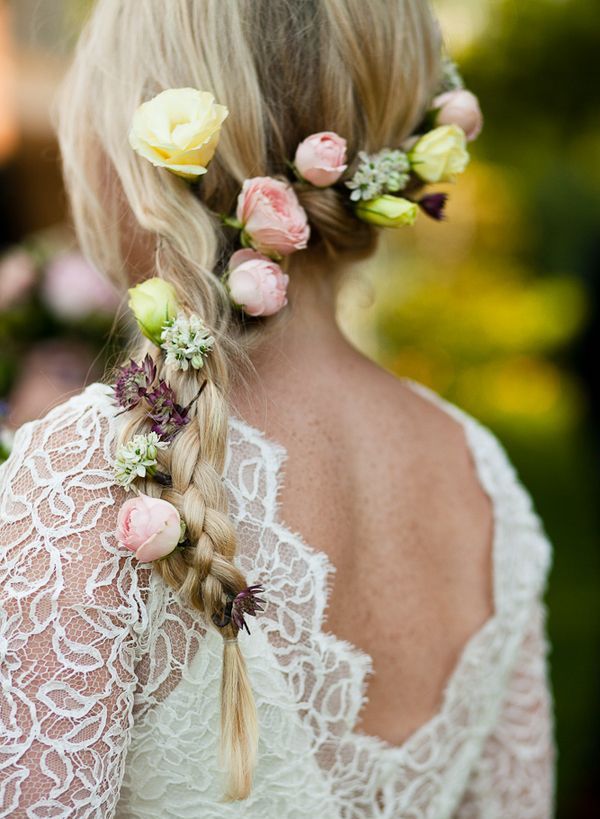 Des fleurs jaunes et roses dans les cheveux Des fleurs dans les cheveux pour un mariage bohème