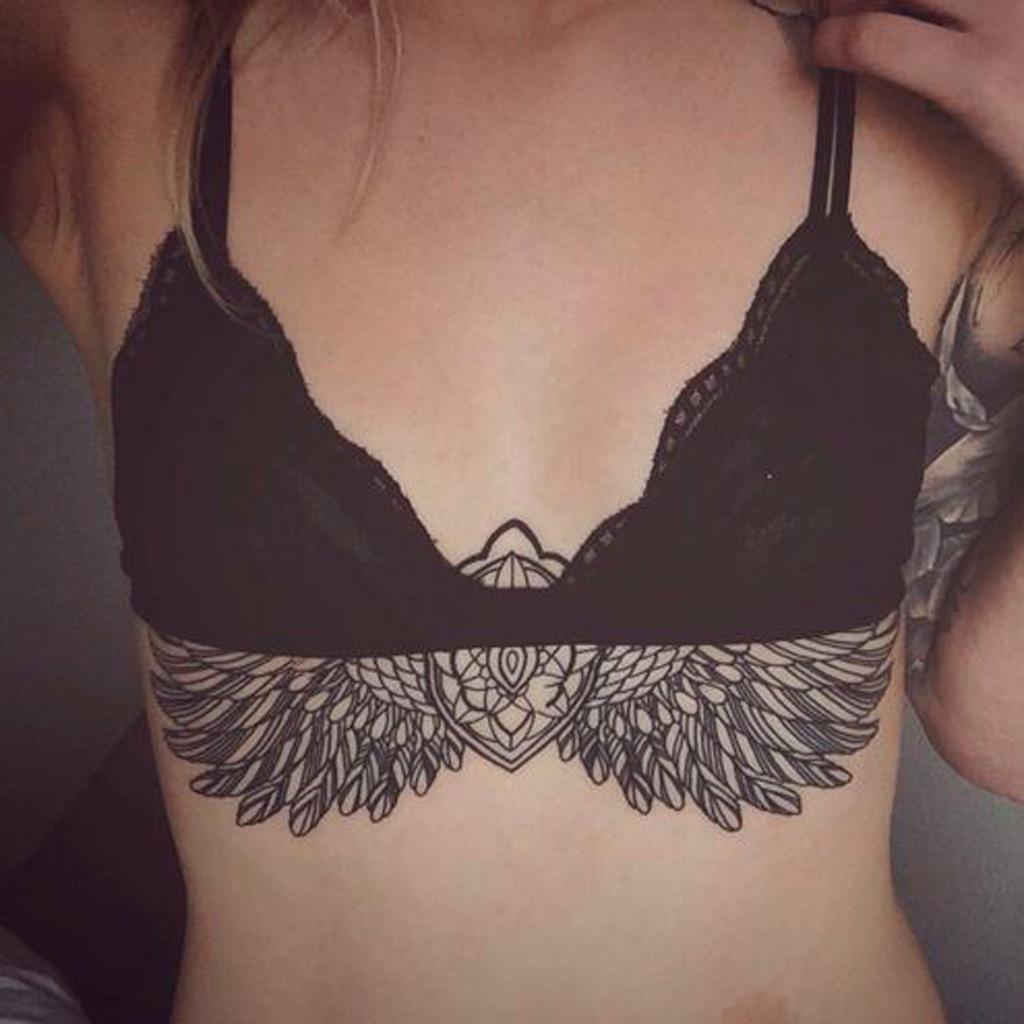 Underboobs tattoo ailes - Underboobs tattoo : la tendance 