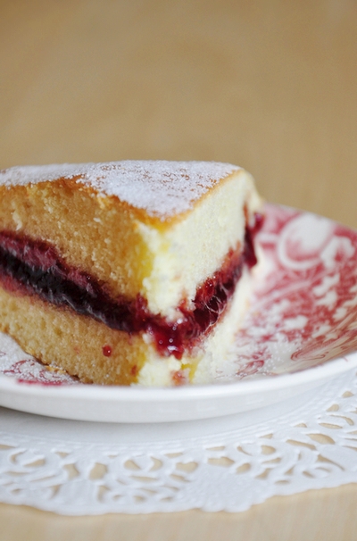 Gateau leger et moelleux garni de confiture de framboise